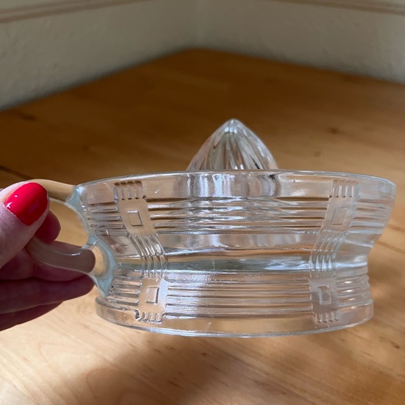 Vintage Hazel Atlas Crisscross Pattern Large Reamer or Juicer - Picture 4 of 7